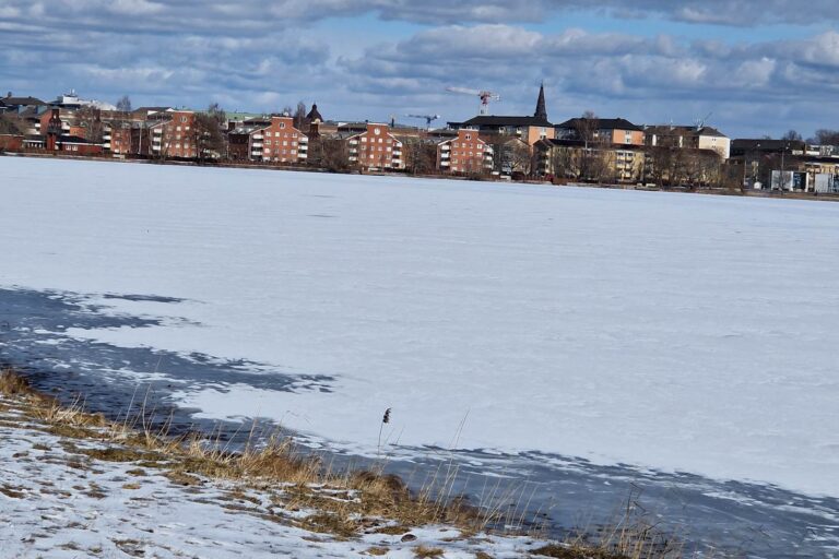 Viken i Karlstad en klar vinterdag med bostadshus i bakgrunden